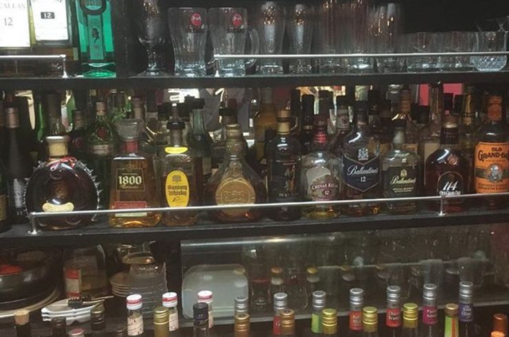 お酒の棚